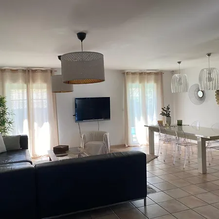 Avec Piscine Et Jardin Prives, Cosy Avec Clim Nîmes